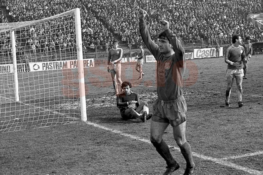 Gică Hagi, bucurându-se de un nou gol în poarta lui Marian Ioniţă, în Steaua - Corvinul 11-0 Foto: Arhiva GSP