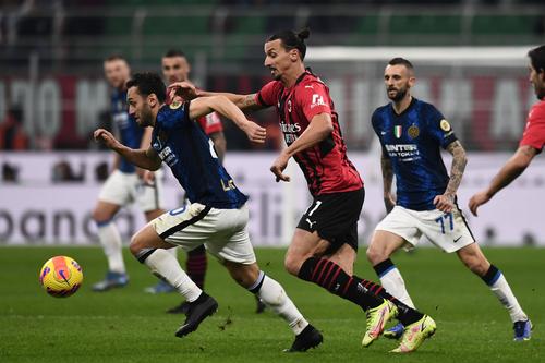 Ibrahimovic l-a atacat pe Calhanoglu// Foto: Imago