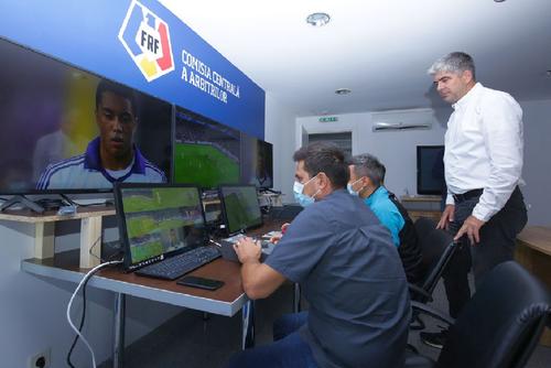 Alexandru Deaconu (dreapta) supervizează implementarea VAR / FOTO: Imago