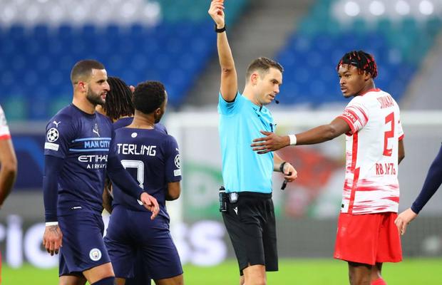 Kyle Walker, fault grosolan în Leipzig - Manchester City » Intrarea pentru care a văzut direct „roșu”!