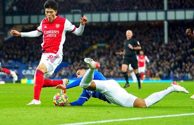 Se întâmplă și în Premier League! Fault oribil în Everton - Arsenal: l-a călcat pe față și nu a primit nici galben!