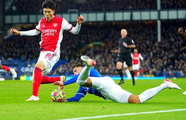 Se întâmplă și în Premier League! Fault oribil în Everton - Arsenal: l-a călcat pe față și nu a primit nici galben!