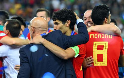 Jurnaliștii de la Marca spun că Luis de la Fuente (61 de ani), selecționerul naționalei U21 a Spaniei, este favorit să îl înlocuiască pe Luis Enrique (52 de ani).