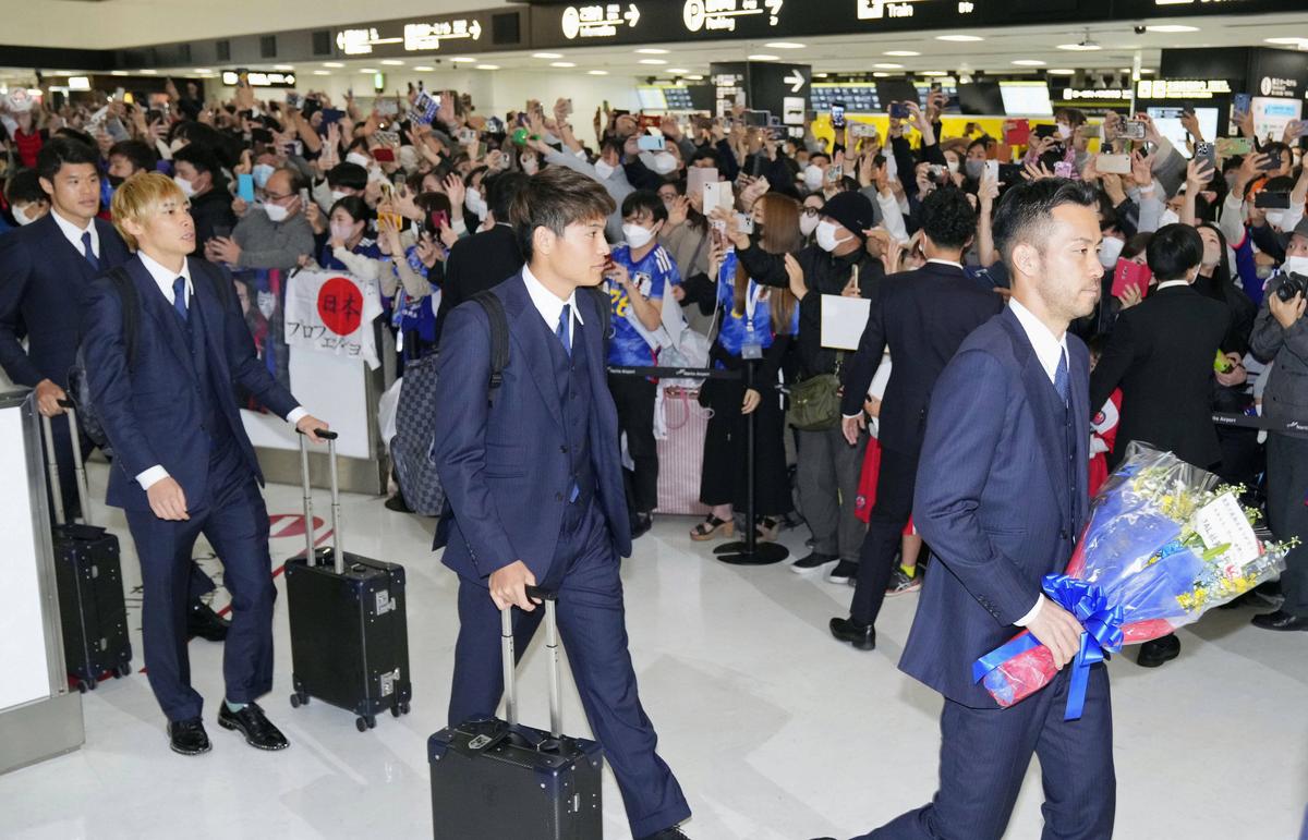 Sute de fani la revenirea naționalei Japoniei în țară