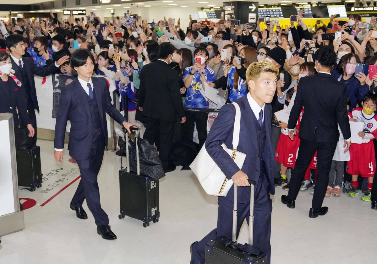 Sute de fani la revenirea naționalei Japoniei în țară