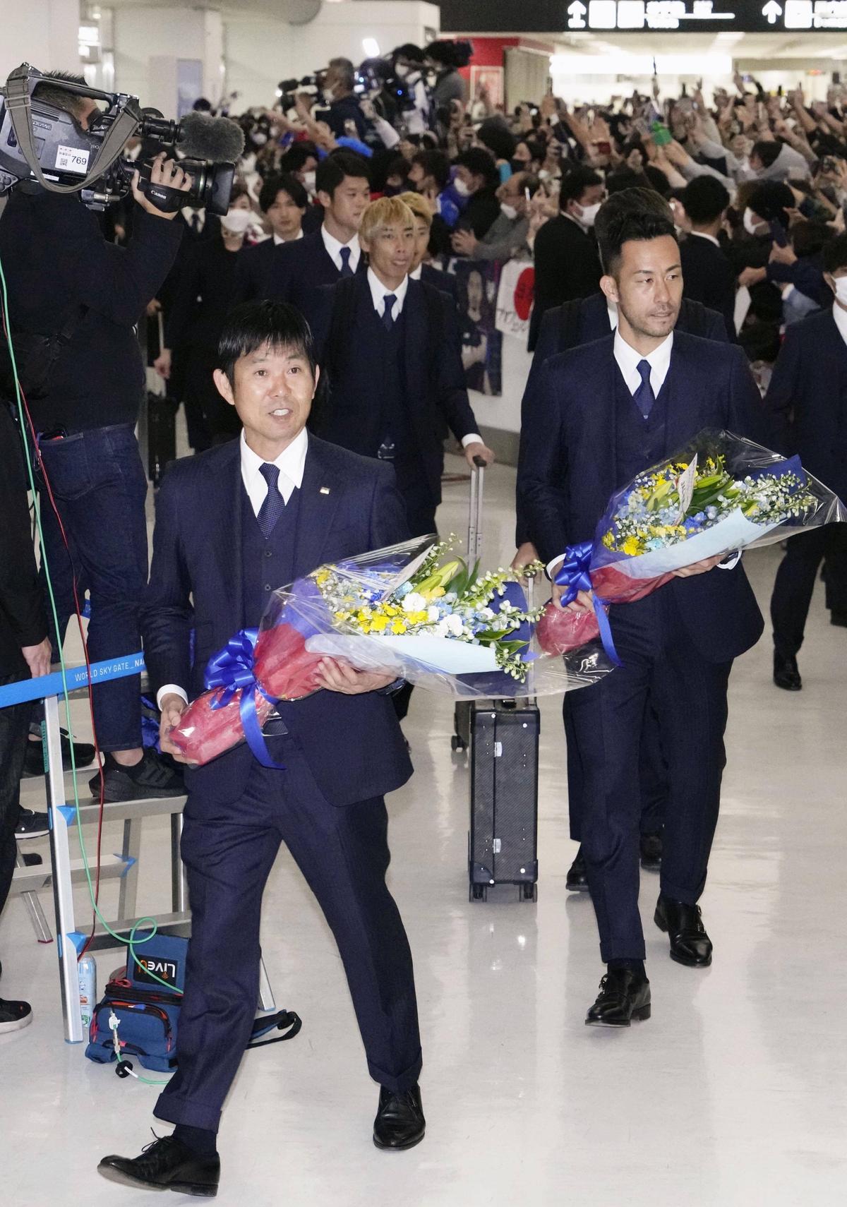 Sute de fani la revenirea naționalei Japoniei în țară