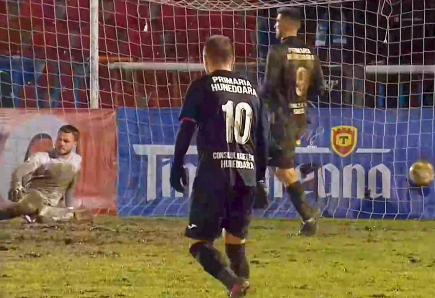 Corvinul Hunedoara a învins-o pe Progresul Pecica, scor 6-0, în ultima rundă a grupei A din Cupa României Betano. Partida s-a jucat pe arena din Oradea, în condiții nepotrivite pentru fotbal.
