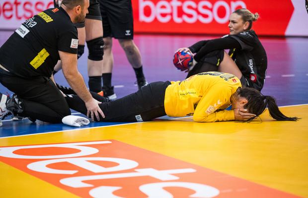 Accidentare teribilă la Mondialul de handbal » Cea mai bună portăriță a turneului, venită din „Liga Florilor”, a fost scoasă pe brațe din sală