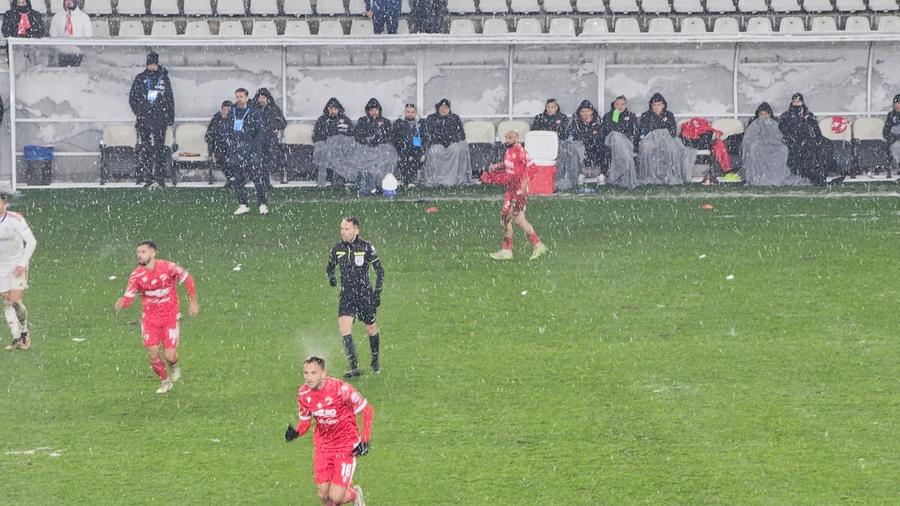 FOTO: Ioana Mihalcea (GSP.ro) Momente oribile la Dinamo - Oțelul: Francois Yabre, victima rasismului » Cum a reacționat fundașul ivorian