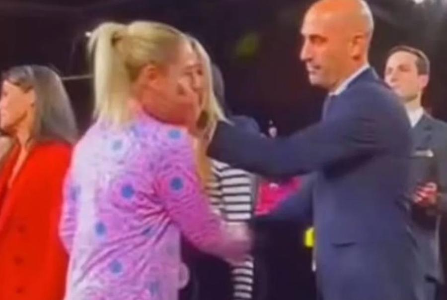 Luis Rubiales, fostul președinte al federației spaniole, a mângâiat-o pe obraz pe jucătoarea engleză Laura Coombs Scandalul ia amploare! Alte detalii șocante, acuzații noi împotriva lui Luis Rubiales: „A atins o jucătoare pe fund!”