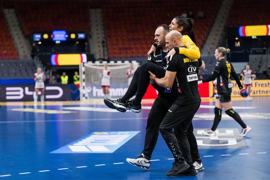 Accidentare teribilă la Mondialul de handbal » Cea mai bună portăriță a turneului, venită din „Liga Florilor”, a fost scoasă pe brațe din sală