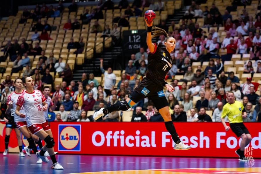 Germanca Xenia Smits în acțiune Foto IHF E totul sau nimic! Ce spun nemțoaicele despre încleștarea cu România: „Va fi o luptă totală, fizică și emoțională!”