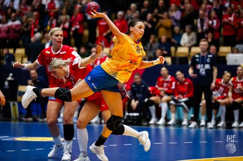 Pivotul Lorena Ostase în acțiune Foto IHF