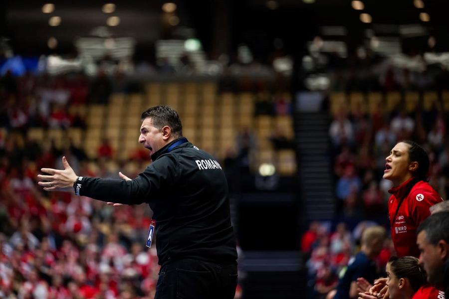 Florentin Pera agitat în meciul cu Danemarca Foto Facebook FR Handbal Selecționerul Florentin Pera, înainte de România - Japonia la Mondialul de handbal: „Meci dificil împotriva unei echipe cu un joc atipic”