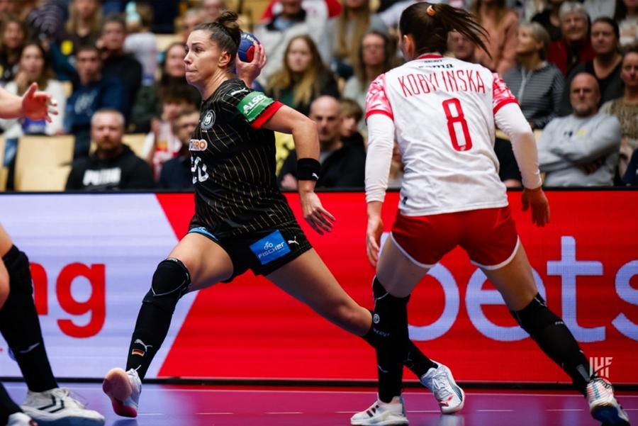 Emily Bolk în meciul cu Polonia din grupa F Foto IHF E totul sau nimic! Ce spun nemțoaicele despre încleștarea cu România: „Va fi o luptă totală, fizică și emoțională!”
