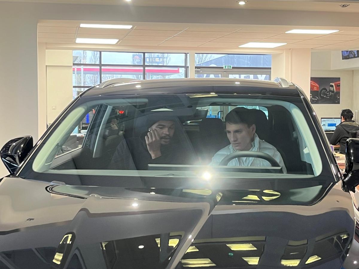 Fotbaliștii de la FCSB au testat azi noile automobile și au făcut declarații interesante: „Mă tentează cetățenia română”