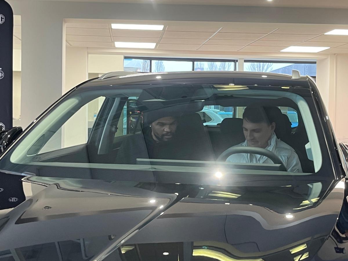 Fotbaliștii de la FCSB au testat azi noile automobile și au făcut declarații interesante: „Mă tentează cetățenia română”