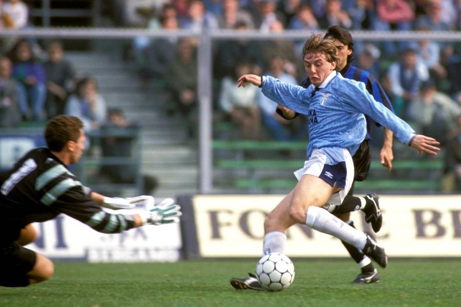 Giuseppe Signori, într-o acțiune încheiată cu gol în tricoul lui Lazio / Foto: Imago Fostul coechipier al lui Dan Petrescu s-a apucat de cântat! Metamorfoza faimosului golgheter arestat pentru pariuri ilegale