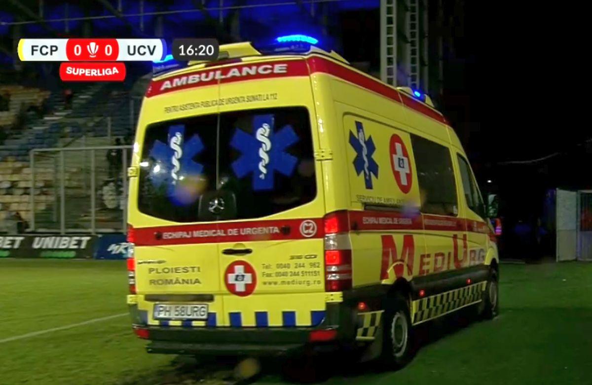 Urcat în ambulanță și transportat la spital, după ce s-a prăbușit pe gazon în Petrolul - Craiova! Primele informații despre starea fotbalistului