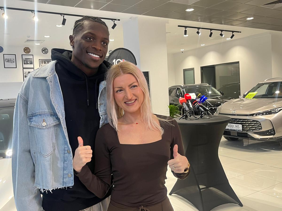 Fotbaliștii de la FCSB au testat azi noile automobile și au făcut declarații interesante: „Mă tentează cetățenia română”
