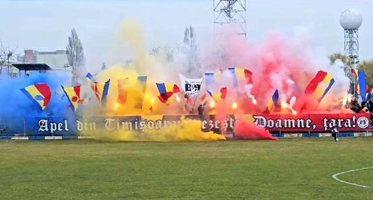 Atmosferă-manifest la un meci de Liga 3: „Apel din Timișoara: trezește, Doamne, țara!”
