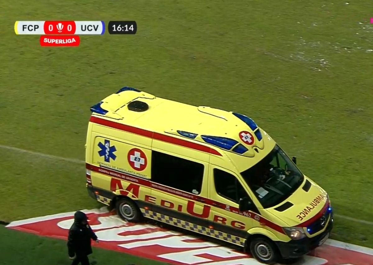 Urcat în ambulanță și transportat la spital, după ce s-a prăbușit pe gazon în Petrolul - Craiova