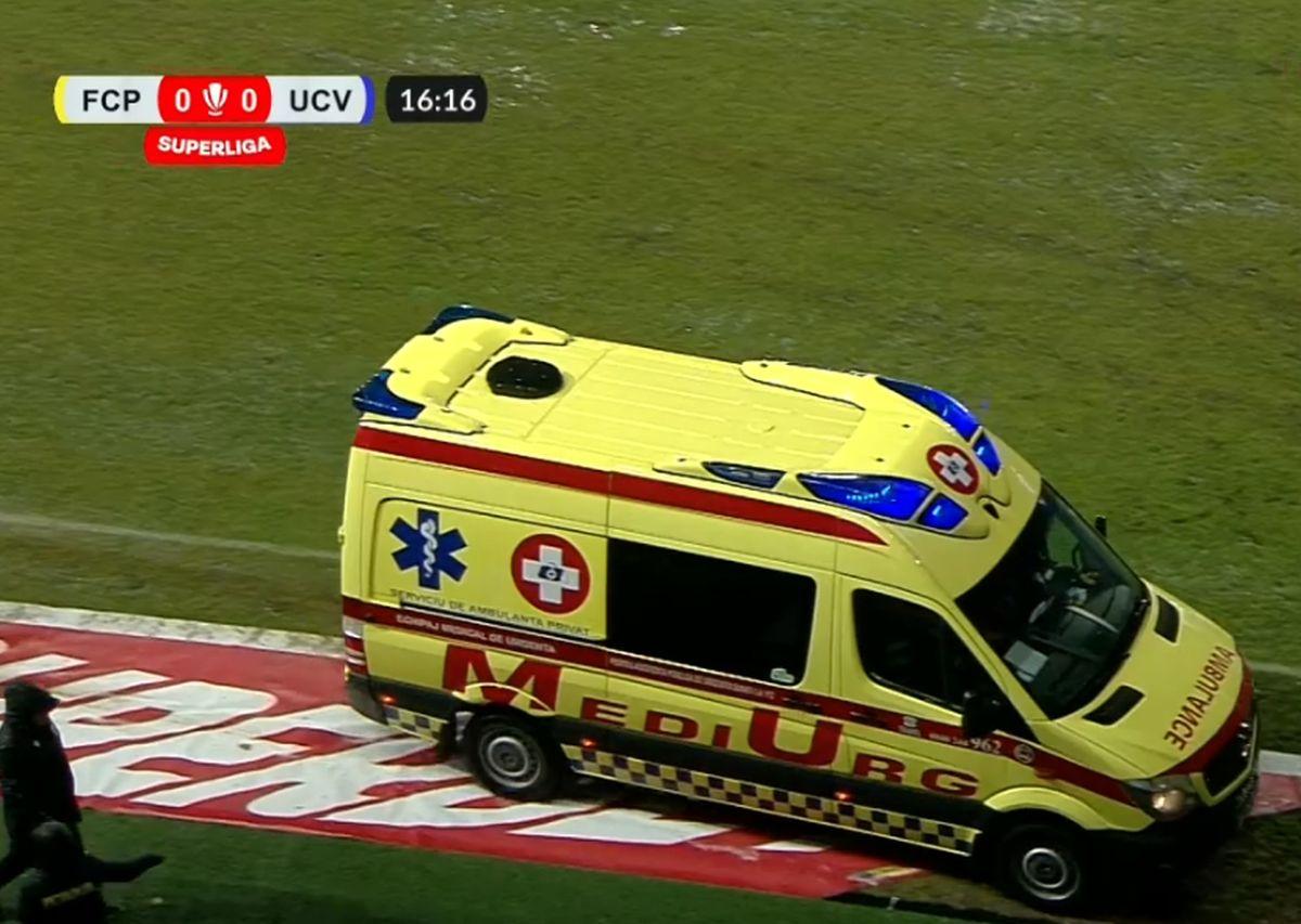 Urcat în ambulanță și transportat la spital, după ce s-a prăbușit pe gazon în Petrolul - Craiova! Primele informații despre starea fotbalistului