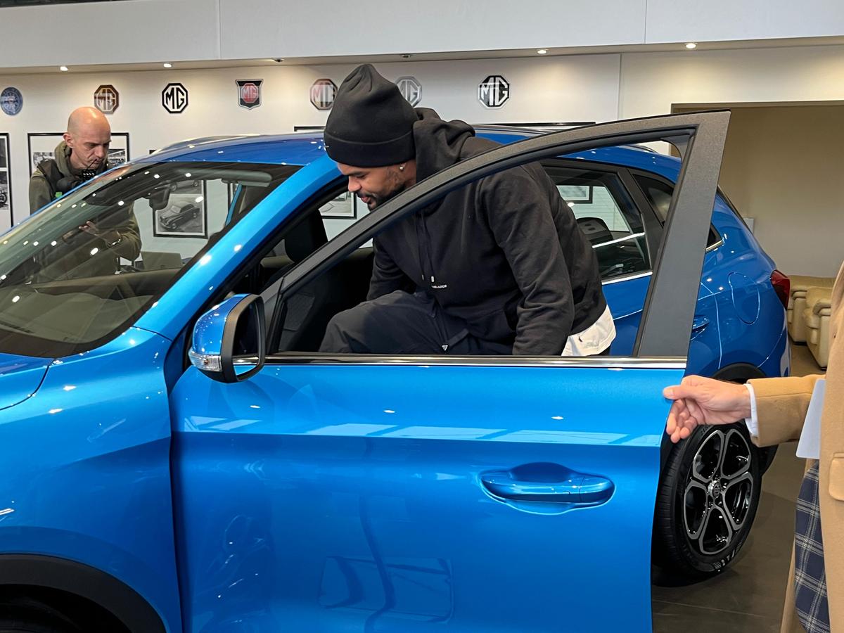 Fotbaliștii de la FCSB au testat azi noile automobile și au făcut declarații interesante: „Mă tentează cetățenia română”