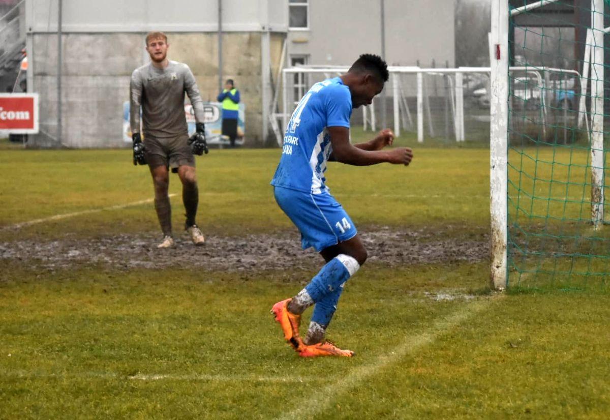Imagini „medievale” în Moldova: fostul antrenor din Superligă, implicat în meciul jucat într-o „mlaștină” » Echipa lui a câștigat cu 7-0!