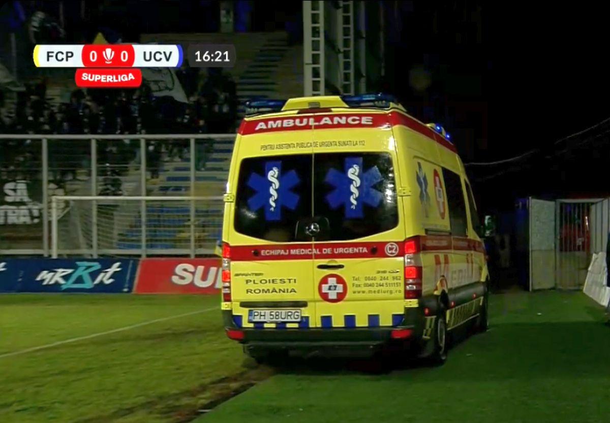 Urcat în ambulanță și transportat la spital, după ce s-a prăbușit pe gazon în Petrolul - Craiova! Primele informații despre starea fotbalistului