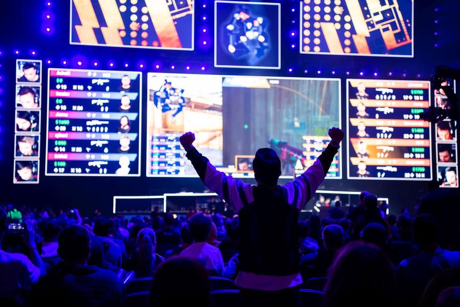 Sălile și stadioanele se umplu acum cu fanii care asistă la competiții europene sau mondiale ale videojocurilor / Foto: Imago Studiu alarmant: noua generație ignoră fotbalul: „Jocurile video, cel mai periculos adversar!”