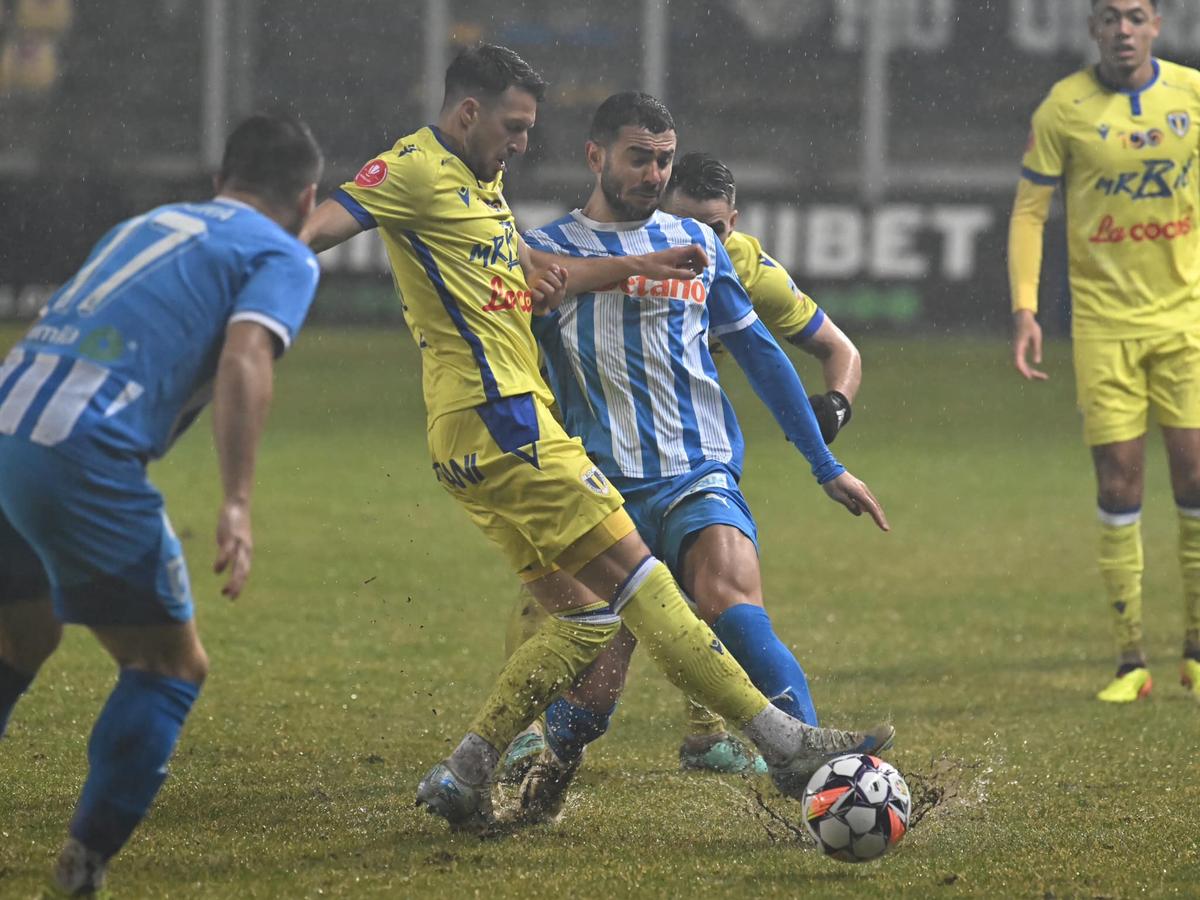 Petrolul - Universitatea Craiova 1-1 » Lupte în noroi pentru un rezultat care îi ajută mai mult pe alții