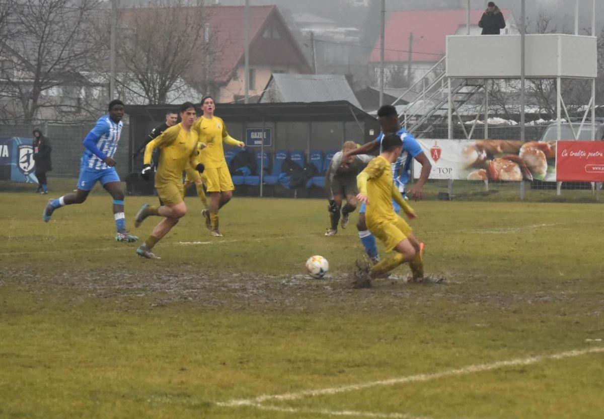 Imagini „medievale” în Moldova: fostul antrenor din Superligă, implicat în meciul jucat într-o „mlaștină” » Echipa lui a câștigat cu 7-0!