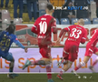 Intrarea neglijentă a lui Sivis a lăsat-o pe Dinamo cu om în minus din minutul 26 » Din camera VAR nu s-a intervenit