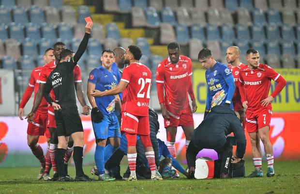 Intrarea neglijentă a lui Sivis a lăsat-o pe Dinamo cu om în minus din minutul 26 » Din camera VAR nu s-a intervenit