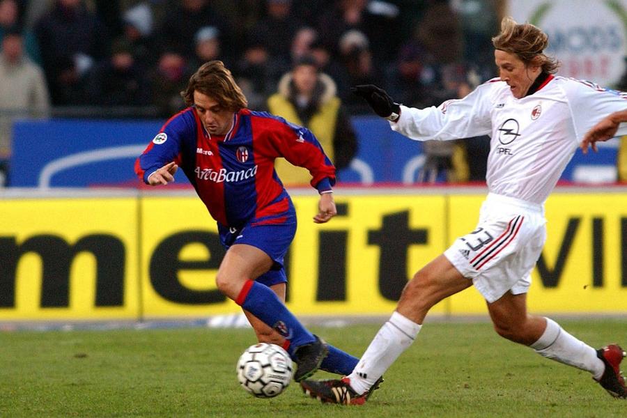 Giuseppe Signori (Bologna), în duel cu Massimo Ambrosini într-un meci cu AC Milan din 2001 / Foto: Imago Fostul coechipier al lui Dan Petrescu s-a apucat de cântat! Metamorfoza faimosului golgheter arestat pentru pariuri ilegale