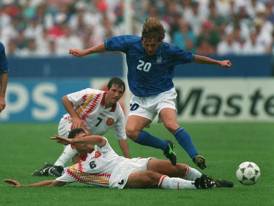 Giuseppe Signori, aici depășindu-l pe Fernando Hierro, în „sferturile” CM 1994 / Foto: Imago Fostul coechipier al lui Dan Petrescu s-a apucat de cântat! Metamorfoza faimosului golgheter arestat pentru pariuri ilegale