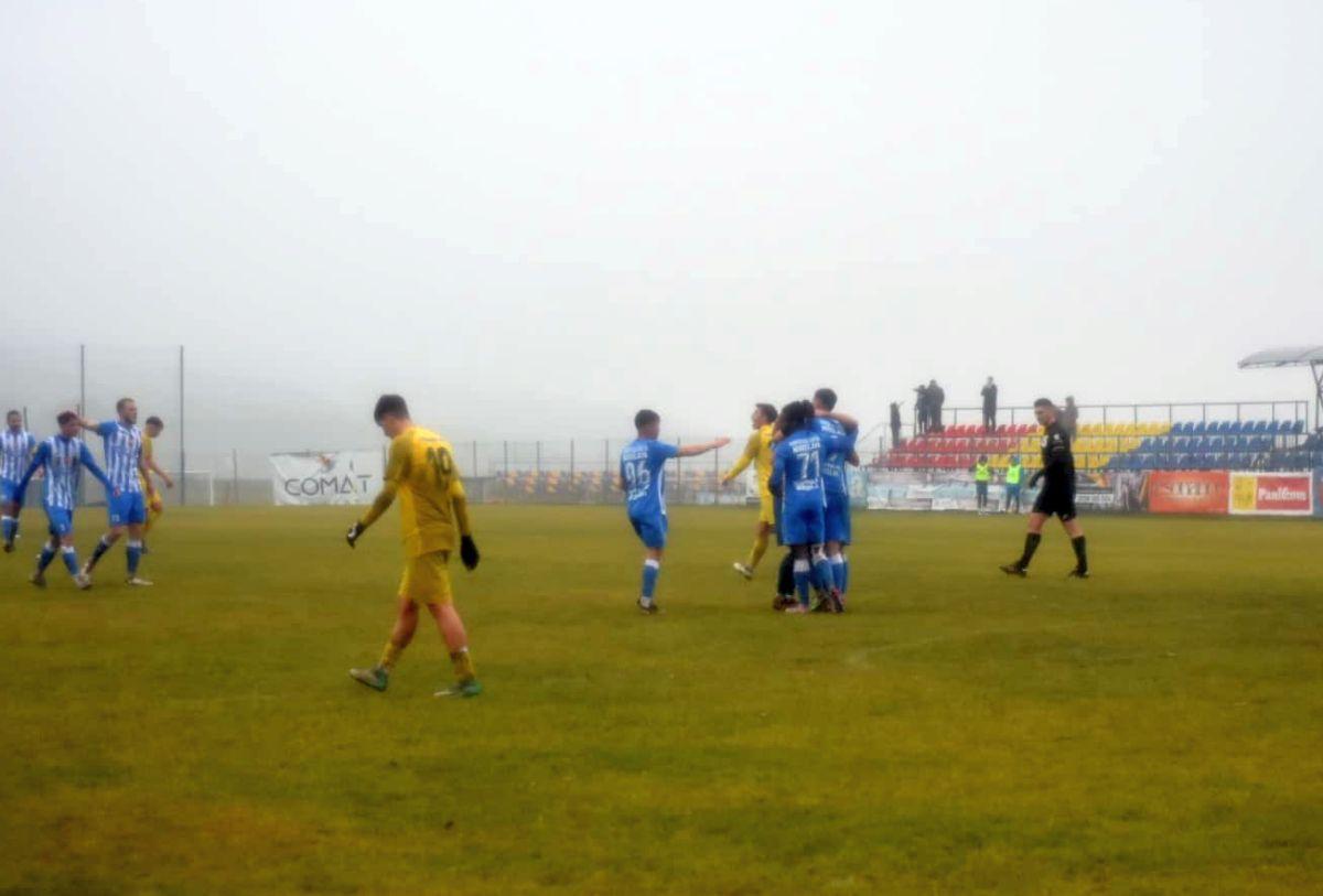 Imagini „medievale” în Moldova: fostul antrenor din Superligă, implicat în meciul jucat într-o „mlaștină” » Echipa lui a câștigat cu 7-0!