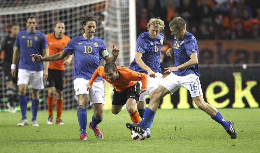 La un duel aspru de acest fel, Zlatan Ibrahimovic l-a accidentat serios pe Rafael van der Vaart / Foto: Imago Van der Vaart își atacă violent fostul coechipier: „E idiot și arogant. Ce bine că s-a dus și m-a lăsat la clubul viselor mele!”
