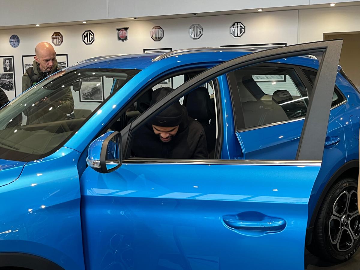 Fotbaliștii de la FCSB au testat azi noile automobile și au făcut declarații interesante: „Mă tentează cetățenia română”