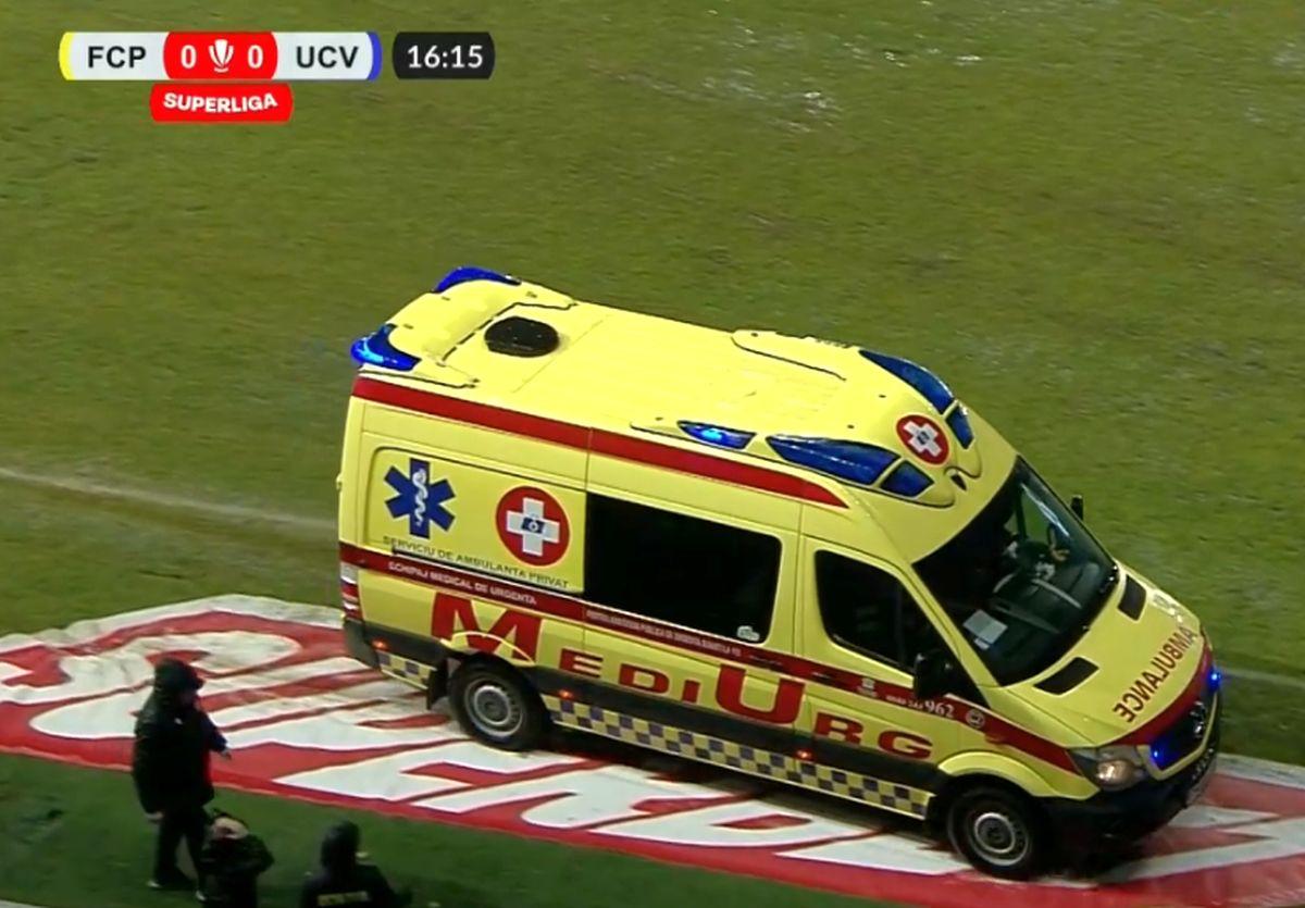 Urcat în ambulanță și transportat la spital, după ce s-a prăbușit pe gazon în Petrolul - Craiova! Primele informații despre starea fotbalistului