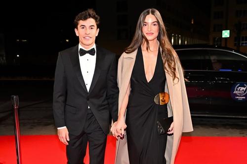 Marc Marquez și iubita lui, Gemma Pinto, sosind la Gala FIM Foto: MotoGP