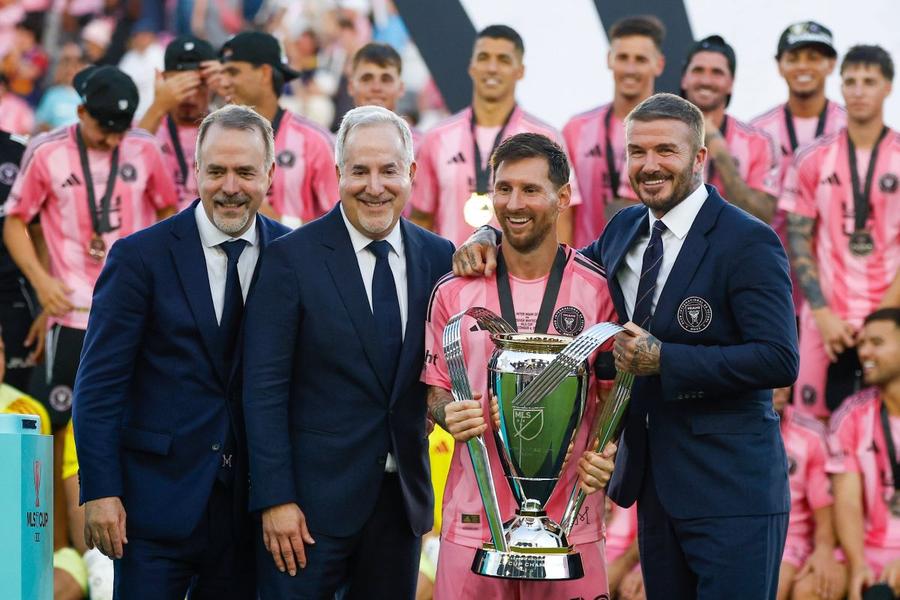Leo Messi, cu trofeul MLS, încadrat de patronii lui Inter, Jorge și Jose Maas (stânga) și David Beckham / Foto: Imago David Beckham l-a dat de gol pe Leo Messi după primul său titlu în MLS: „Mi-a spus că se gândește doar la asta”