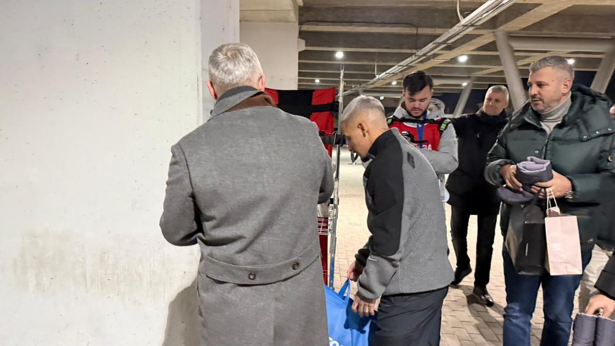 Mihai Rotaru și Alexandru Mitriță au adus ghetuțe pentru copiii nevoiași din Oltenia