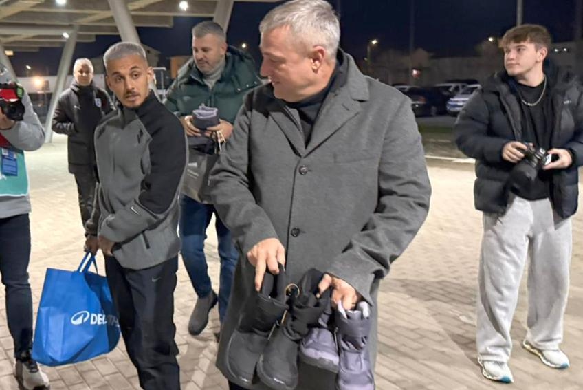 Mihai Rotaru și Alexandru Mitriță au adus ghetuțe pentru copiii nevoiași din Oltenia