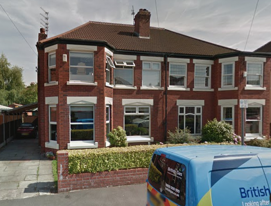 Casa soților Wright, în care Man a locuit pe durata probelor la Manchester City EXCLUSIV Dennis Man City: povestea probelor ratate de adolescentul „Cinci cupe” la gigantul din Premier League și motivul refuzului traumatizant primit la 15 ani de actuala vedetă FCSB