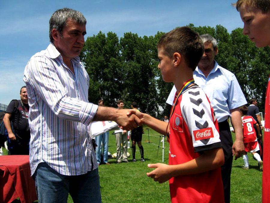Dennis Man, premiat și felicitat de Gică Hagi la 11 ani EXCLUSIV Dennis Man City: povestea probelor ratate de adolescentul „Cinci cupe” la gigantul din Premier League și motivul refuzului traumatizant primit la 15 ani de actuala vedetă FCSB