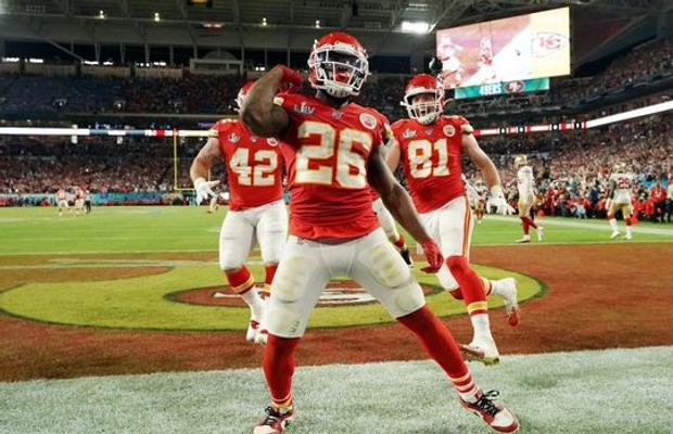 SUPER BOWL 2021. Cine va pune mâna pe trofeul „Vince Lombardi”? Gazeta prezintă o analiză a echipelor care au trecut cu bine de sezonul regulat