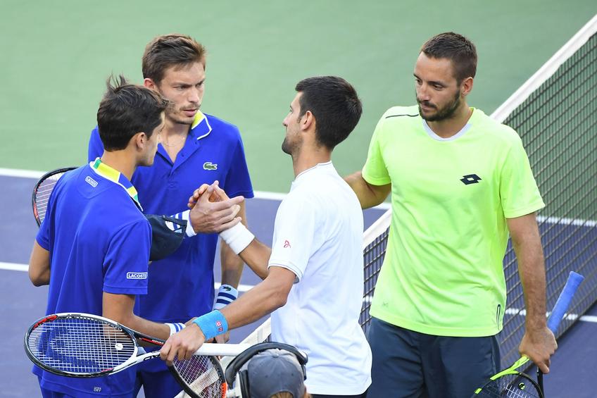 Djokovic, alături de Herbert (în stânga imaginii), doi dintre sportivii celebri nevaccinați