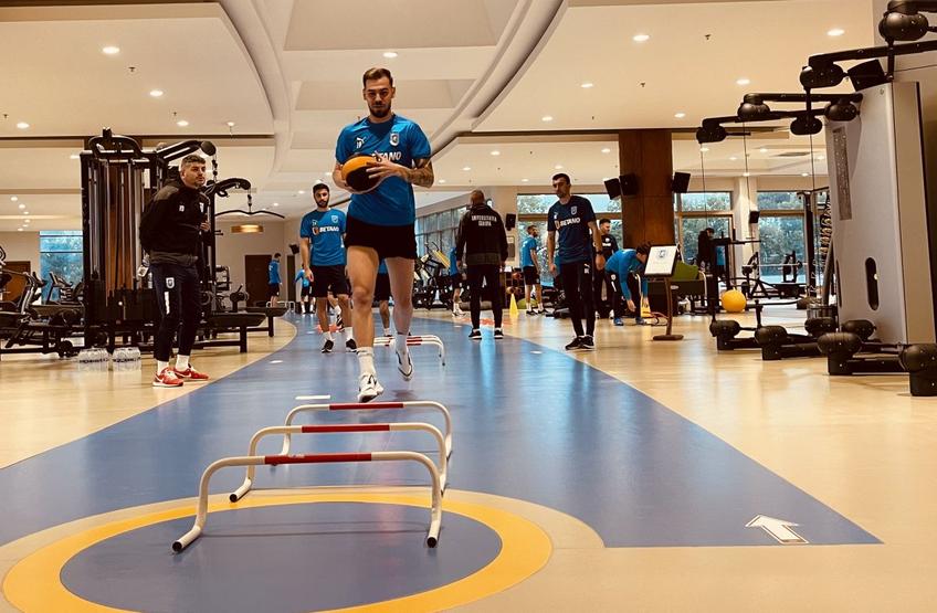 Craiova lui Laurențiu Reghecampf a trecut azi în sala de forță, sărind antrenamentul pe teren din cauza vremii nefavorabile din Antalya // FOTO: Vlad Nedelea (GSP)